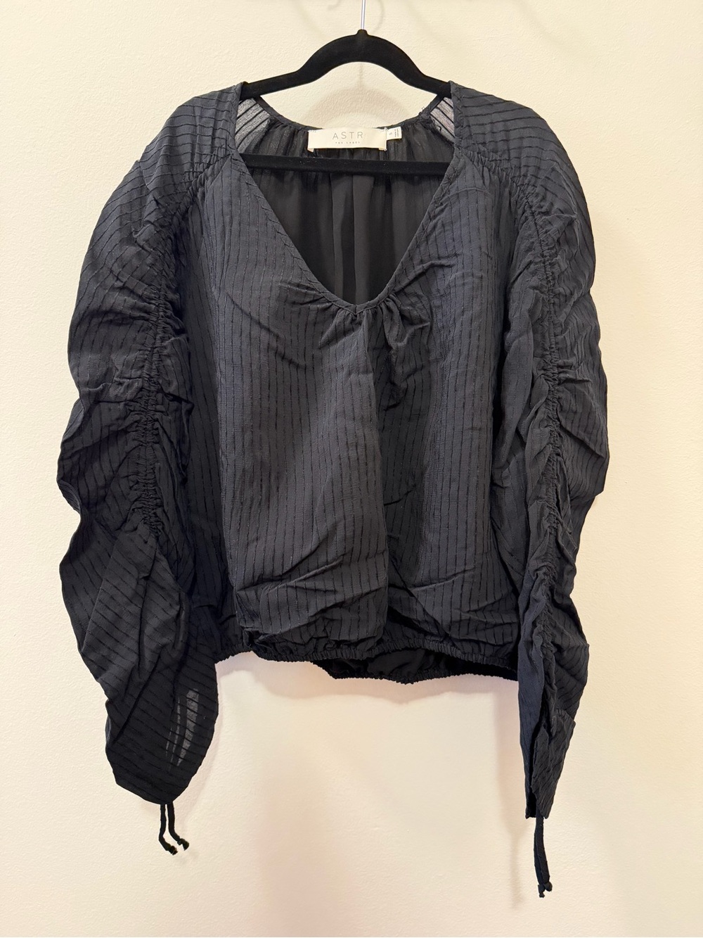 ASTR Black Ruched Balloon-Sleeve V-Neck Blouse